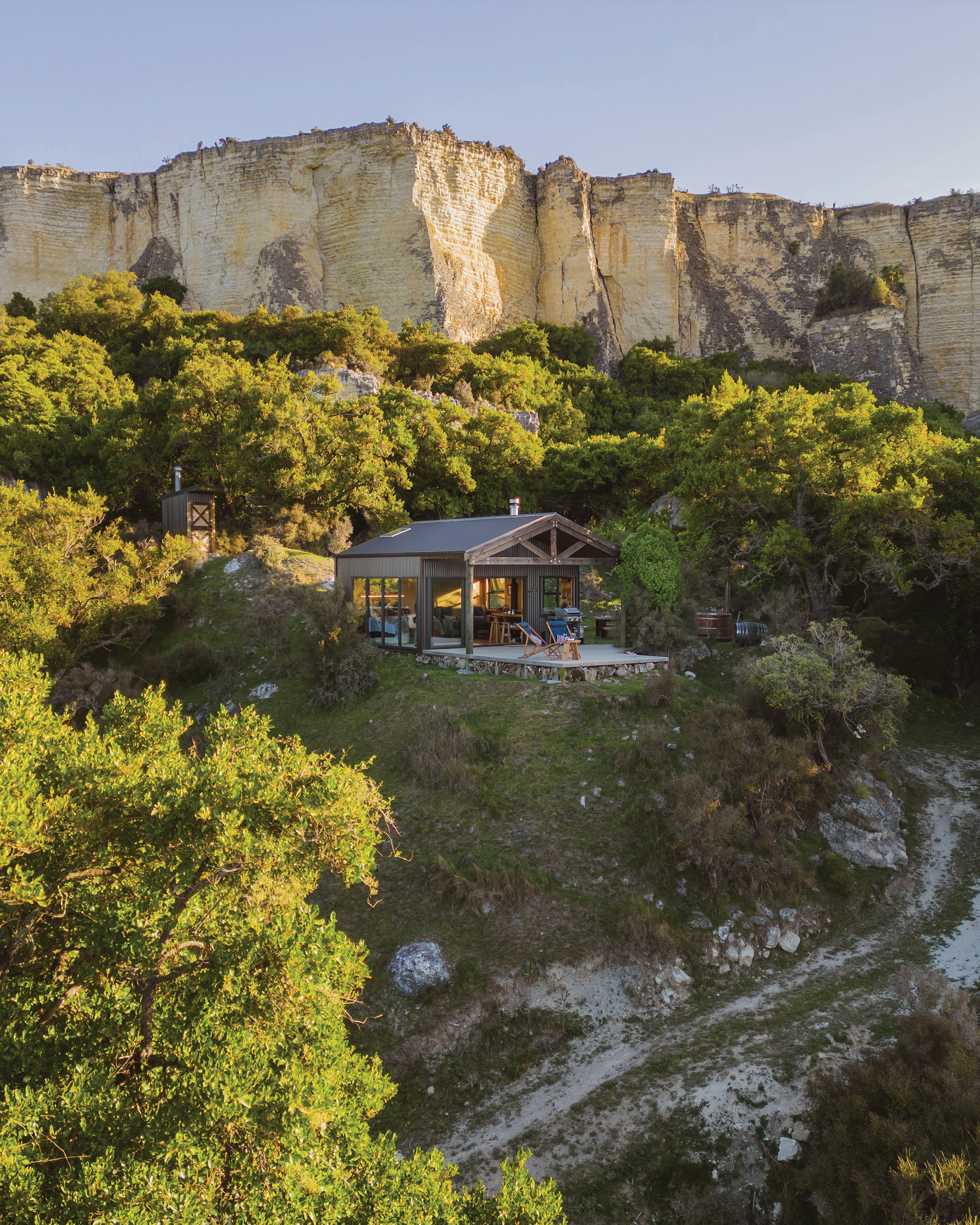 Parimānui Hut
sits beneath impressive limestone cliffs. “Nick
and I start every second morning with a cold
plunge in the river – we run down the hill,
stay in for five minutes, then run back up.
We have guests who have never swum in a
natural environment in their lives. To us, it’s
just Tuesday. That contrast never stops being
extraordinary to me,” says Sara.