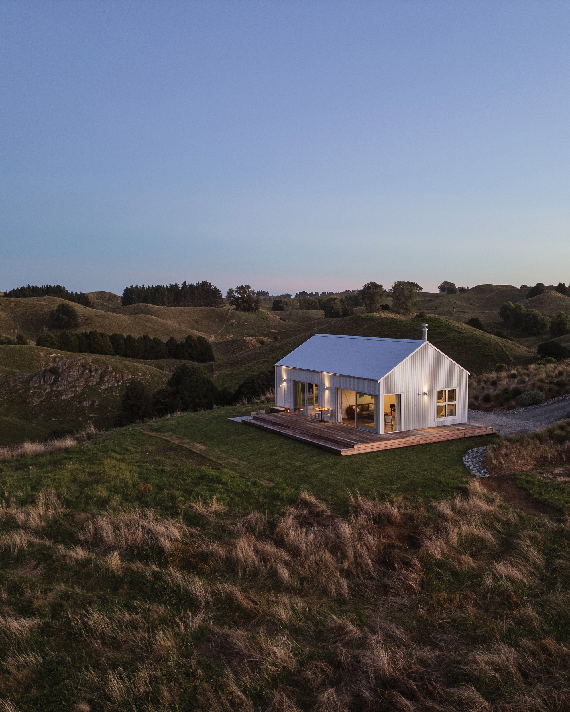 Top image: The Waitomo
Woolshed offers stunning views of the
surrounding country. Above: “When I
first moved down, I wanted to find my own
sense of community – somewhere that
was mine, separate from being married to
someone who’d lived here all his life. I started
volunteering at the local Riding for the
Disabled (RDA), and then took on a coaching
role. I met the most amazing people there,
and learned so much. I remember the first
time someone from RDA recognised me in
the supermarket – not as Ollie’s wife, but
for my own community contribution – and I
just loved that,” says Livi. Her love of interior
design is evident in the Woolshed. “We made
a decision early on – do it once, do it right.
We chose top-of-the-line products for pretty
much everything, and I think that shows.” 