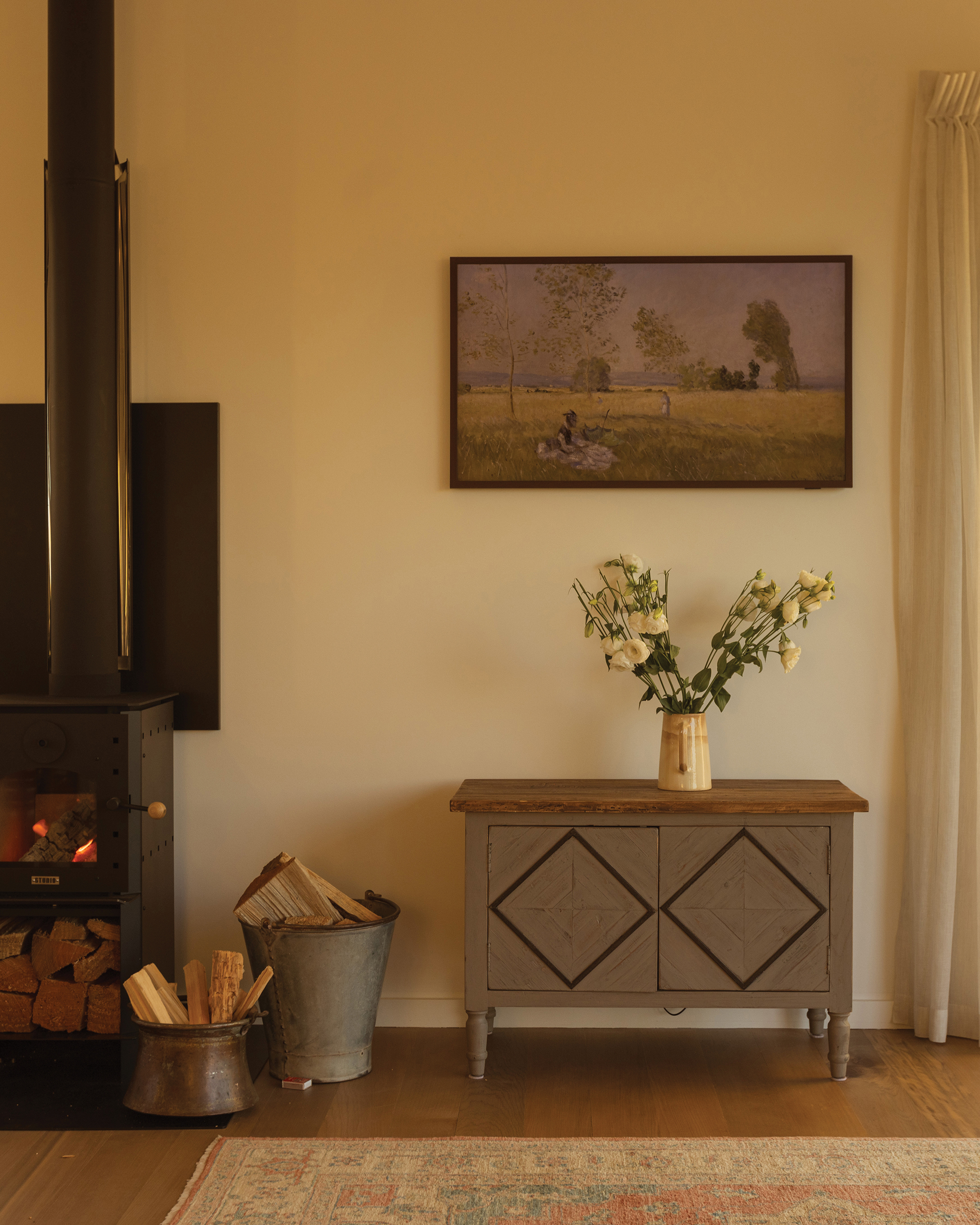 Above. “We wanted people to really
feel like they were sitting in the midst of the
farm, while having all the comforts of boutique
accommodation. The outdoor bath and
fireplace were non-negotiables to create that luxury camping experience.