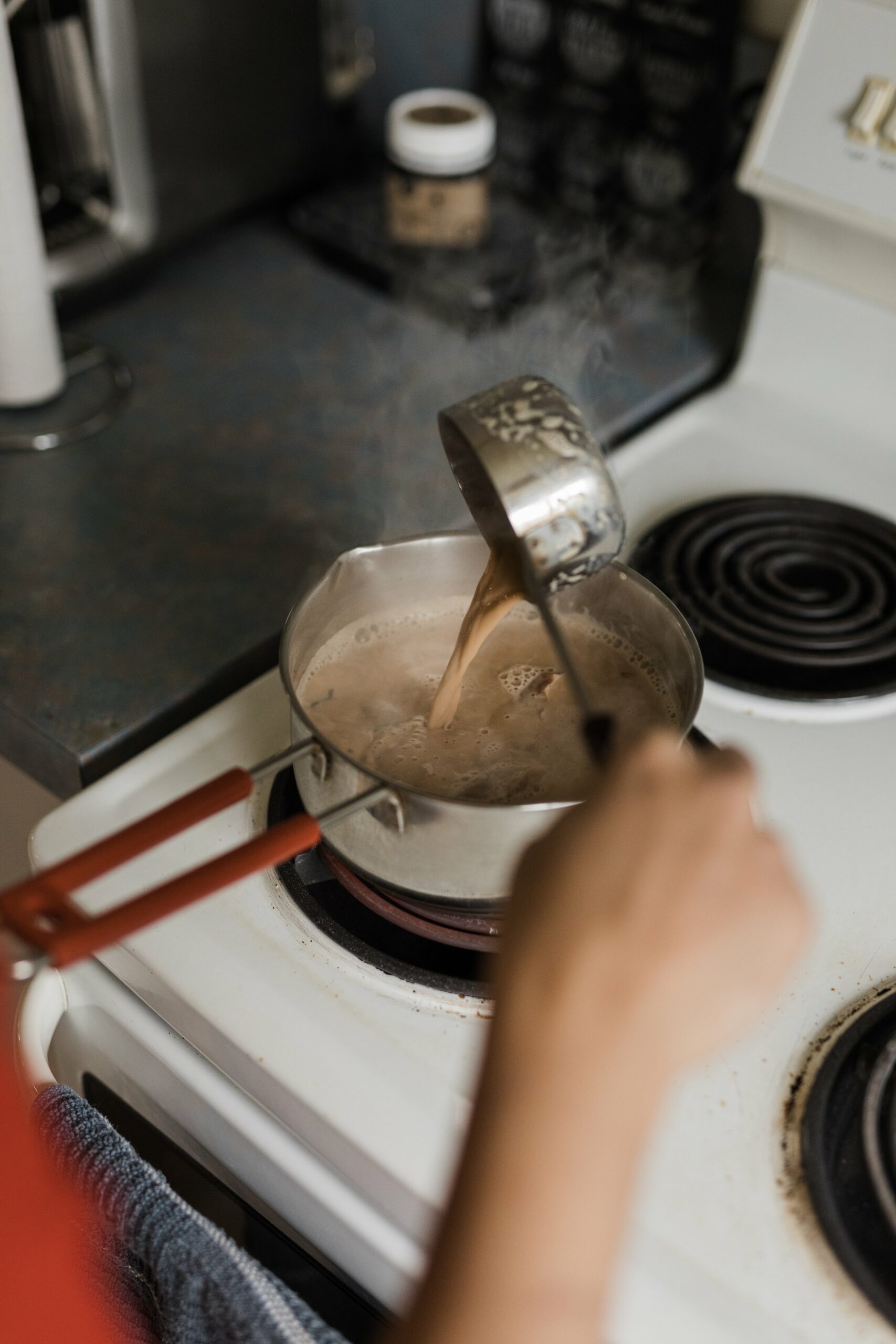 Hamnit making chai