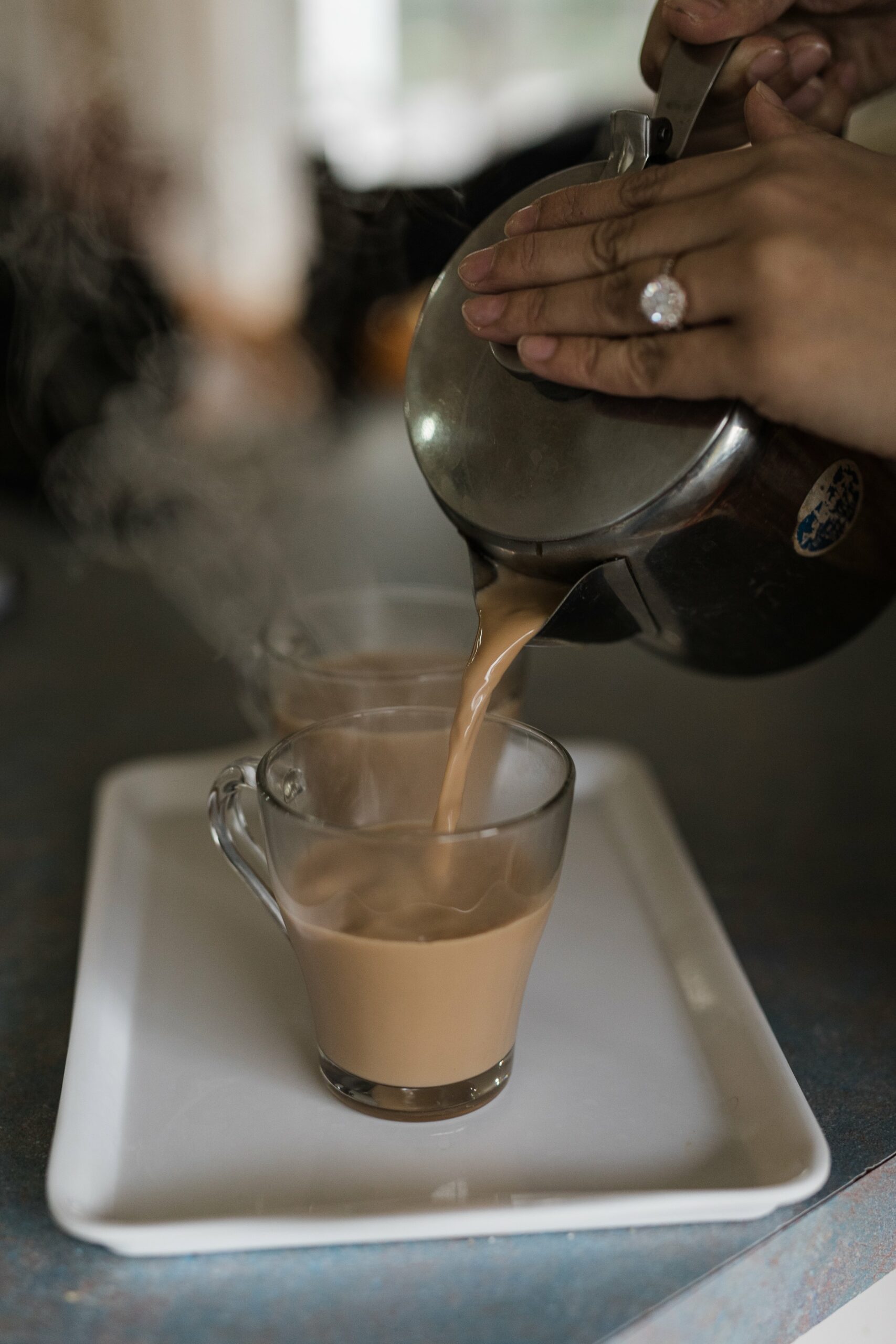 Hamnit pouring chai