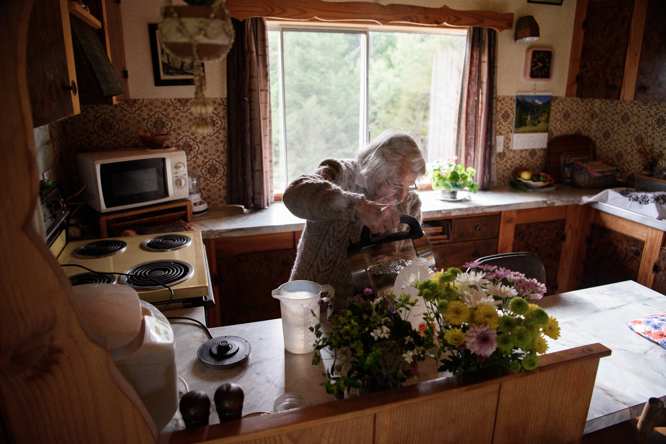 Erica lives alone in a tenacious way, doing everything herself. "We could all learn a lot from her," says her neighbour Caroline Wade. "She just gets on and does it."