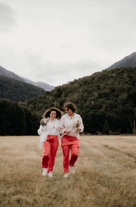 Myriam’s two bridesmaids walking
in together. “I’m a minimalistic kind of person
and don’t like a lot of stuff,” Hanno says of
their plan for the day. “I like to keep things
simple and intimate.”