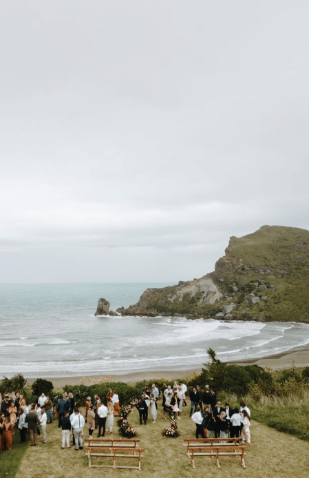Above. “It was quite easy to pick a venue.
Castlepoint has always been special for
George. Whenever we go down to visit his
family, we always go over to the beach,” Abby says.