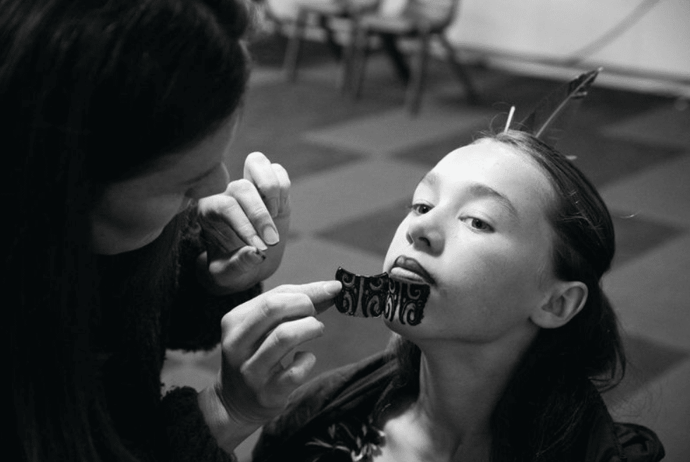Mātua use ink and tā moko stencils
to prepare tamariki for their performance.