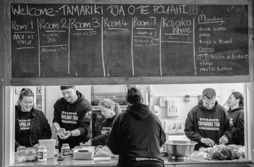 At nationals, the mātua support
group prepares food for the road, while the
tamariki get some last-minute practice in.
