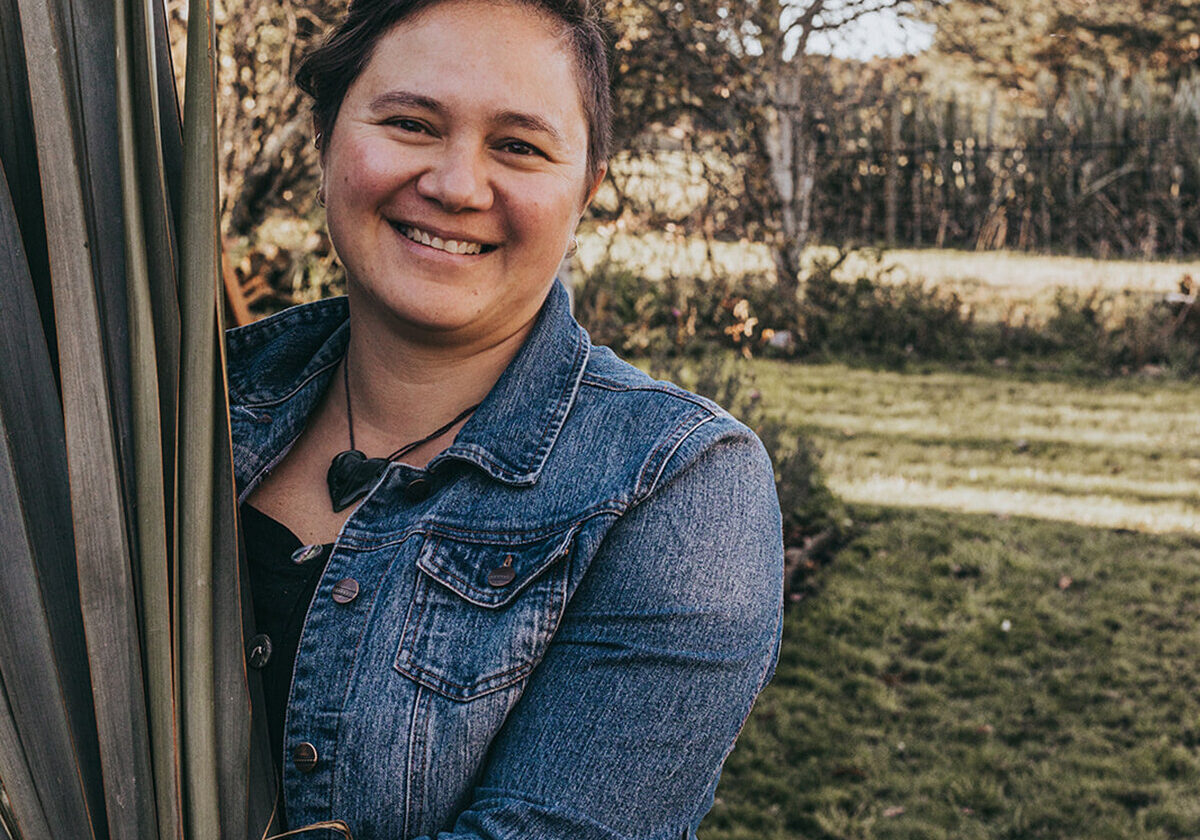 Manaia holding a bundle of flax